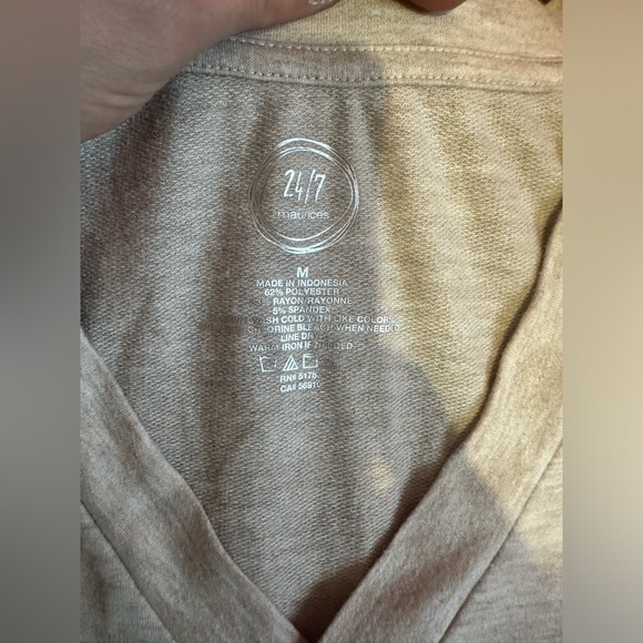 Maurice’s V Neck Tee size M - Picture 2 of 4